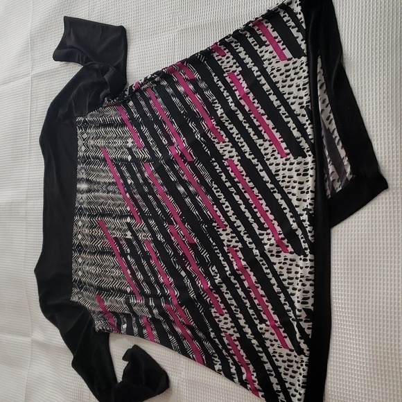 Maurices. Black, Fushia & White Silky Soft Top. Unique Hemline. Size M - Picture 4 of 10